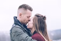 Tại sao phụ nữ lại cứ phải lo "giữ chồng"?