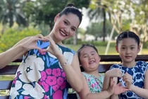 Con gái Hương Giang mặc áo mưa rửa bát, lý do đưa ra hết hồn