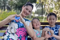 Con gái Hương Giang mặc áo mưa rửa bát, lý do đưa ra hết hồn