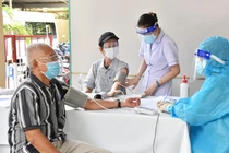 Mắc COVID-19 rồi, kháng thể mạnh hay yếu hơn người tiêm vắc-xin?