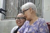 Những cụ bà thèm... “nhiều chuyện“