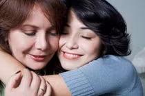 Mẹ chồng quỳ xuống van xin con dâu cũ vì sai lầm của mình