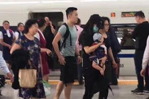 Chỉ vì hành động này mà Angelababy bị “ném đá” tơi tả