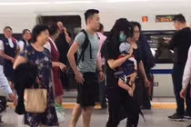 Chỉ vì hành động này mà Angelababy bị “ném đá” tơi tả