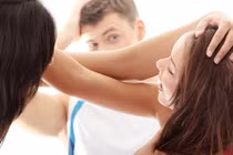 Video: Chồng dẫn bồ về nhà hú hí thì bị vợ bắt quả tang