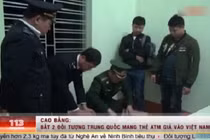 Video: Bắt 2 người Trung Quốc mang thẻ ATM giả vào Việt Nam