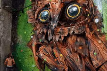 Video: Tròn mắt ngắm những con vật khổng lồ làm từ... đồng nát