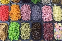 Giật mình bảng giá mứt, hoa quả sấy Trung Quốc về chợ Tết Việt