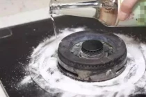 Con dâu đổ giấm lên bếp ga, mẹ chồng quan sát rồi gật gù thán phục