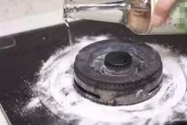 Con dâu đổ giấm lên bếp ga, mẹ chồng quan sát rồi gật gù thán phục