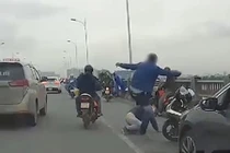 Video: Tài xế dừng ô tô giữa cầu, lao xuống đánh thanh niên đi xe máy