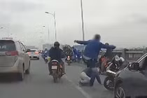 Video: Tài xế dừng ô tô giữa cầu, lao xuống đánh thanh niên đi xe máy