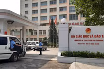 Video: Xe đưa thi thể Thứ trưởng Lê Hải An rời Bộ Giáo dục và Đào tạo