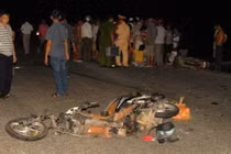 2 xe máy đâm nhau kinh hoàng, 5 người thương vong