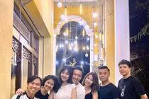 Trấn Thành bị réo tên vì "bàn tay hư hỏng" khi chụp ảnh cùng vợ