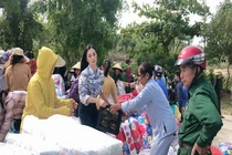 MC Kim Huyền Sâm trao quà cho bà con vùng lũ