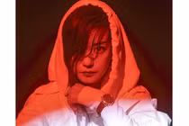 Gạt bỏ lùm xùm, Triệu Vy đẹp ma mị trên bìa tạp chí