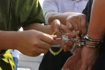 Bắt hai kẻ giả danh cảnh sát hình sự tống tiền người dân