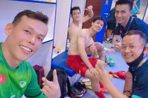 Tấn Trường livestream, Đình Trọng khoe được tặng đồ ăn khi cách ly