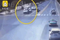 Video" xe tải bị "ma ám" thổi bay lên không trung