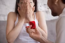 Nửa đêm cầu hôn, thanh niên khiến người yêu bật khóc vì uất ức