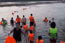 Nắng nóng kỷ lục, hàng trăm người "giải nhiệt" trên sông Đà