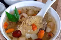 Nắng bỏng rát, chị em chuyền tay cốc chè dưỡng nhan