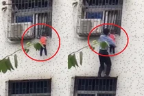 Video: Người đàn ông cứu bé trai bị kẹt đầu vào khung sắt, treo lơ lửng