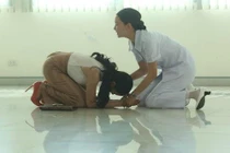 Căm thù nhân tình của chồng, vợ vẫn quỳ cầu xin cô ta cứu con mình