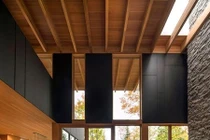 Thiết kế trần nhà gỗ cho ngôi nhà bừng sáng mùa Hè