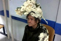 Tưởng là keo bọt, người phụ nữ vuốt lên đầu, bàng hoàng kết quả...