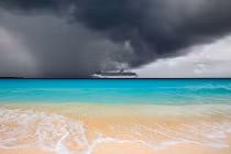 Phải làm gì khi đi du lịch gặp mưa bão?