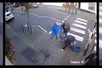 Video: Cảnh hooligan hỗn chiến kinh hoàng ở quán rượu Anh