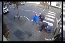 Video: Cảnh hooligan hỗn chiến kinh hoàng ở quán rượu Anh