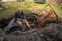 Người đàn ông bất ngờ thấy thứ bí ẩn từng có giá khủng trong vườn nhà