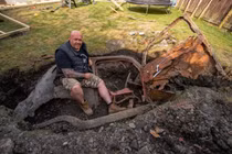 Người đàn ông bất ngờ thấy thứ bí ẩn từng có giá khủng trong vườn nhà