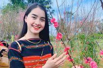 Cô gái dân tộc Bana gây sốt với nụ cười tỏa nắng