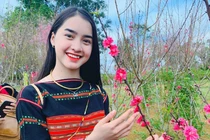 Cô gái dân tộc Bana gây sốt với nụ cười tỏa nắng