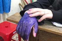 "Dở khóc dở cười" ngủ trong lớp học, nữ sinh bị bạn “xăm trổ” miễn phí