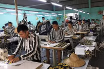 Người vợ không một lời trách chồng có thói “trăng hoa”