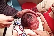 Dân mạng phẫn nộ cảnh em bé đau đớn bị ông nội cắt tóc máu