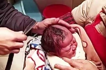 Dân mạng phẫn nộ cảnh em bé đau đớn bị ông nội cắt tóc máu