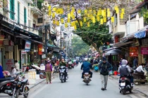 Người phố Cổ tiêu tiền như thế nào ở đặc khu mua sắm Tết