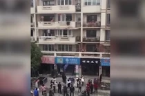 Video: Thót tim cảnh em bé rơi ra ngoài cửa sổ tầng 3