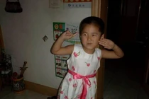 Bé trai 7 tuổi luôn lén lút mặc váy của em gái