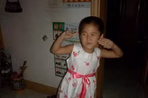 Bé trai 7 tuổi luôn lén lút mặc váy của em gái