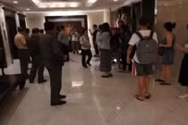 Khách Trung Quốc chen lấn tới mức thang máy đứt dây