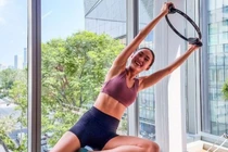 Cô giáo dạy pilates nổi tiếng đa tài