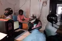 Chuyện lạ có thật: Nhân viên văn phòng đội mũ bảo hiểm khi làm việc