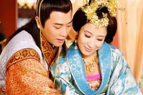 Vị Hoàng đế yêu say đắm bảo mẫu hơn 17 tuổi là ai?